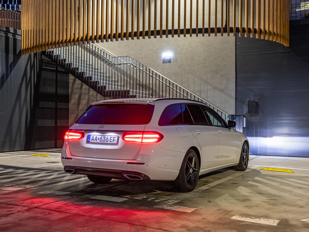 Mercedes-Benz E-Class Combi White - Back